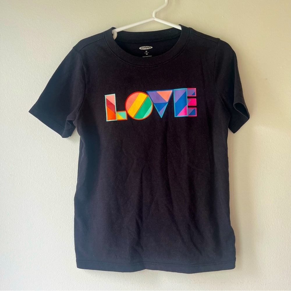 🌼 5/$20 Old Navy LOVE Pride Graphic Tee 5T Black Rainbow Shirt Unisex Kids